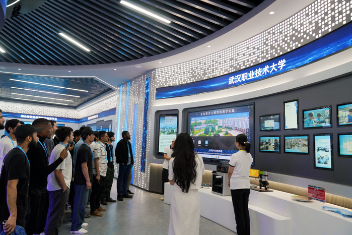 武漢職業(yè)技術(shù)大學(xué)光電教育大模型亮相2025世界數(shù)字教育大會(huì)，承辦展覽展示
